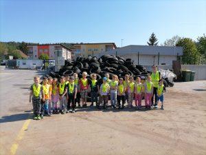 Komunala 300x225 - PESTRO DOGAJANJE PRI MEDVEDKIH v maju