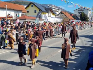 1000493184 300x225 - Kot medvedki v cerkni&scaron;ki karneval