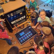 Miške v glasbenem studiu 554997b0042d0c4d94d0fb68983e89a9 220x220 - Miške v glasbenem studiu