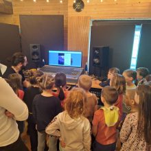 Miške v glasbenem studiu 63dcddf5ed88d6e421a46506dac05ef7 220x220 - Miške v glasbenem studiu