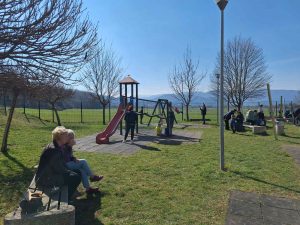 IMG 60267f8a05874903fd12b0394d2b8b2f V 300x225 - USTVARJALNO DOPOLDNE OB MATERINSKEM DNEVU Z BABICAMI IN DEDKI