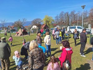 IMG 78f8ae4f58c68c25767ebdb53bd02f7b V 300x225 - USTVARJALNO DOPOLDNE OB MATERINSKEM DNEVU Z BABICAMI IN DEDKI