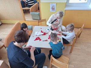 IMG c93dc1bbbc373d5231ced909f876a133 V 300x225 - USTVARJALNO DOPOLDNE OB MATERINSKEM DNEVU Z BABICAMI IN DEDKI