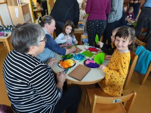 IMG 20260325 091254 300x225 - USTVARJALNO DOPOLDNE OB MATERINSKEM DNEVU Z BABICAMI IN DEDKI