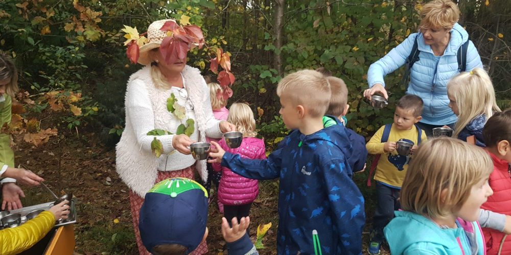 V  četrtek, 17.10. 2019, v popoldanskem času, smo izvedli srečanje skupin “veverice” in “sovice. Srečanje se je začelo v obliki pohoda in zaključilo z obiskom Tetke Jeseni. Prilagamo nekaj utrinkov…