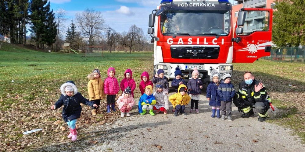 Na kolesih, krilih in valovih