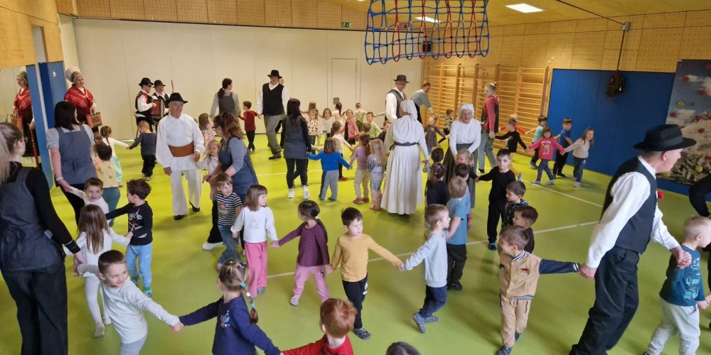 Zapojmo, zaplešimo – po ljudsko!