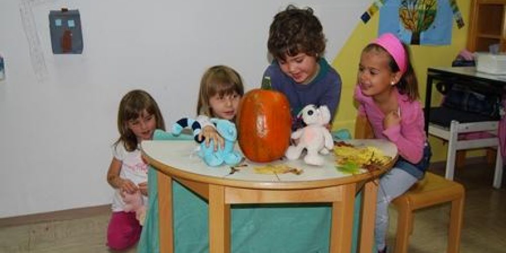 LUTKOVNA  PREDSTAVA:    »RAZBITA BUČA«