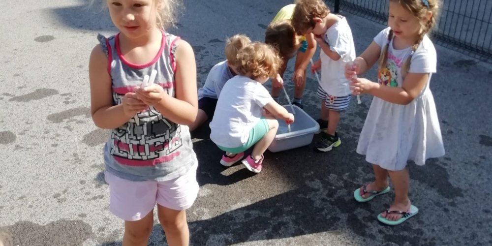 VODNE RISBE PRI JELENČKIH IN VEVERICAH