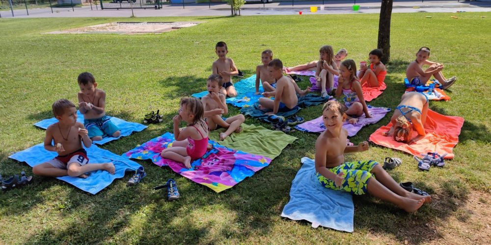 Slončki, Tigrčki in Levčki uživajo v igrah z vodo