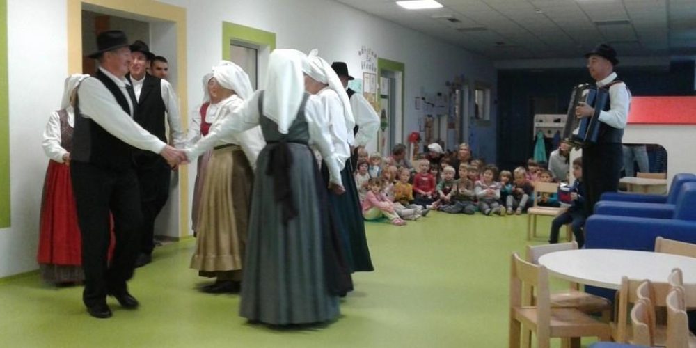 OBISK FOLKLORISTOV