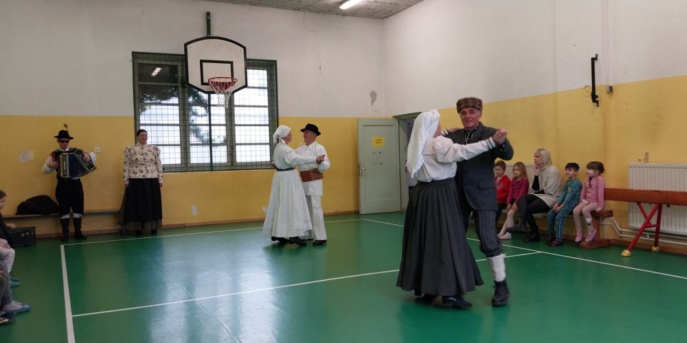 FOLKLORA NA RAKEKU