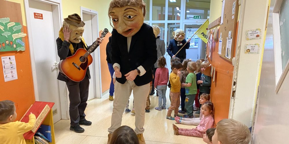 Butalci in Kurenti na obisku v vrtcu na Rakeku