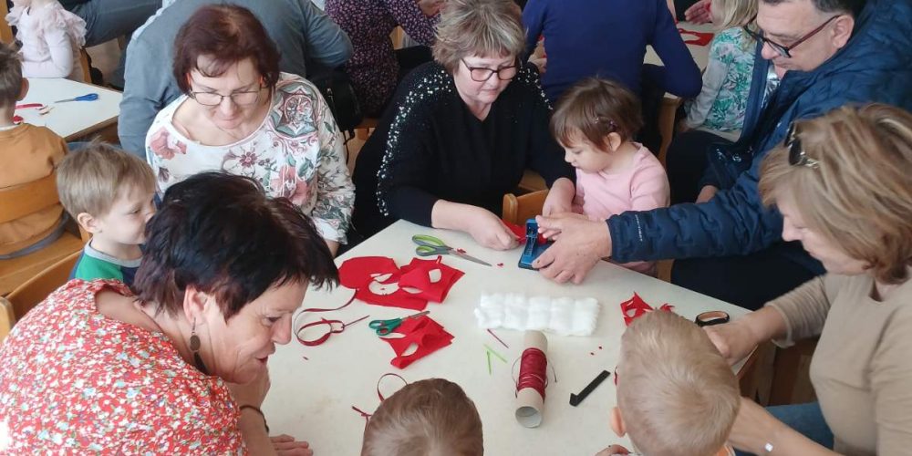 USTVARJALNO DOPOLDNE OB MATERINSKEM DNEVU Z BABICAMI IN DEDKI
