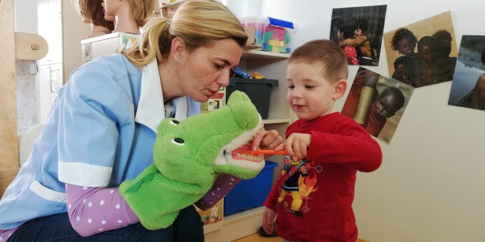 Kroki in Tjaša na obisku pri žabicah