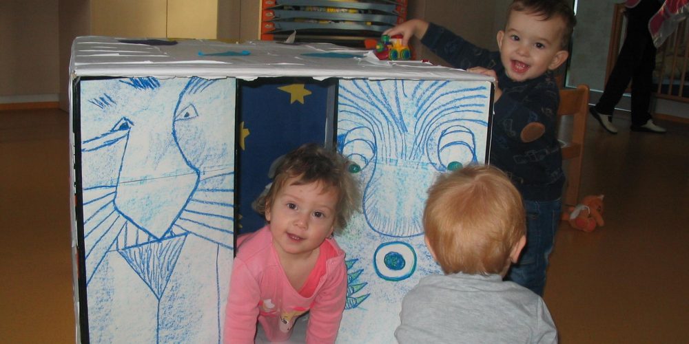 MOJCA POKRAJCULJA PRI MRAVLJICAH