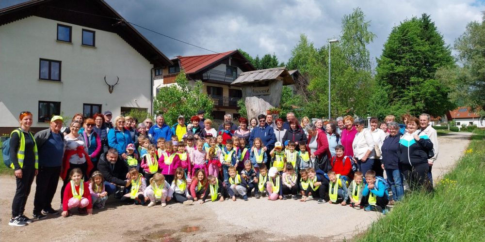 Pohod s starimi starši skupin Miške in Pikapolonice
