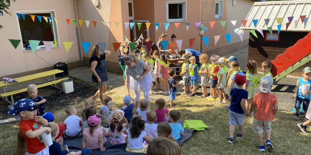Piknik pod senčniki na enoti Rakek