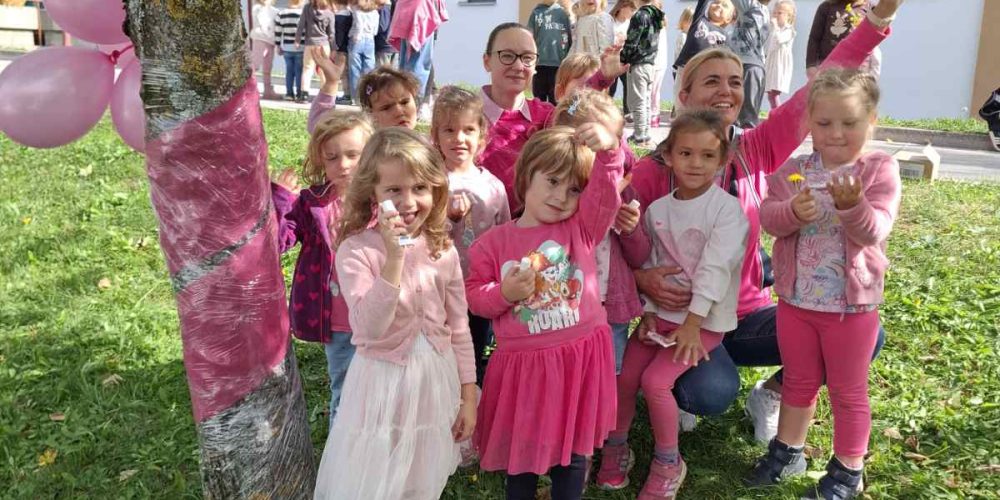 Medvedki in Sovice ustvarjali za rožnati oktober